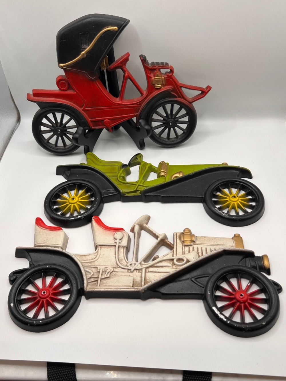 VTG Midwest Cast Aluminum Hanging Wall Car Plaques Set of 3. Red/Green/White